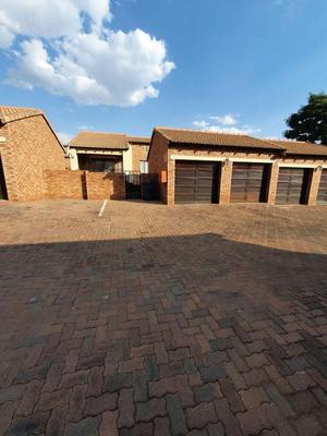 Simplex For Sale in Mooikloof Ridge Estate, Pretoria