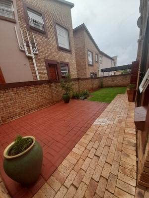 Duplex For Rent in Wilgeheuwel, Roodepoort