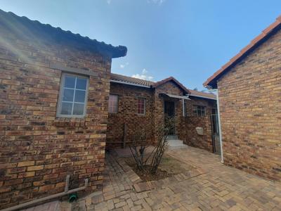 Townhouse For Rent in Rooihuiskraal, Centurion